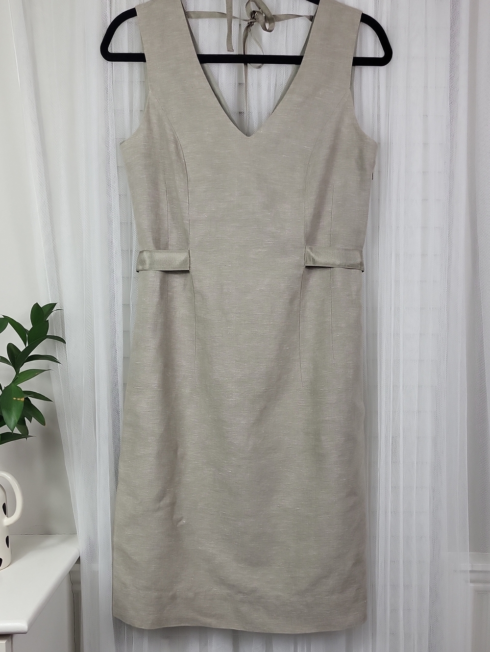 Banana Republic Sleeveless V-Neck Dress in Light Beige linen blend. Size 4